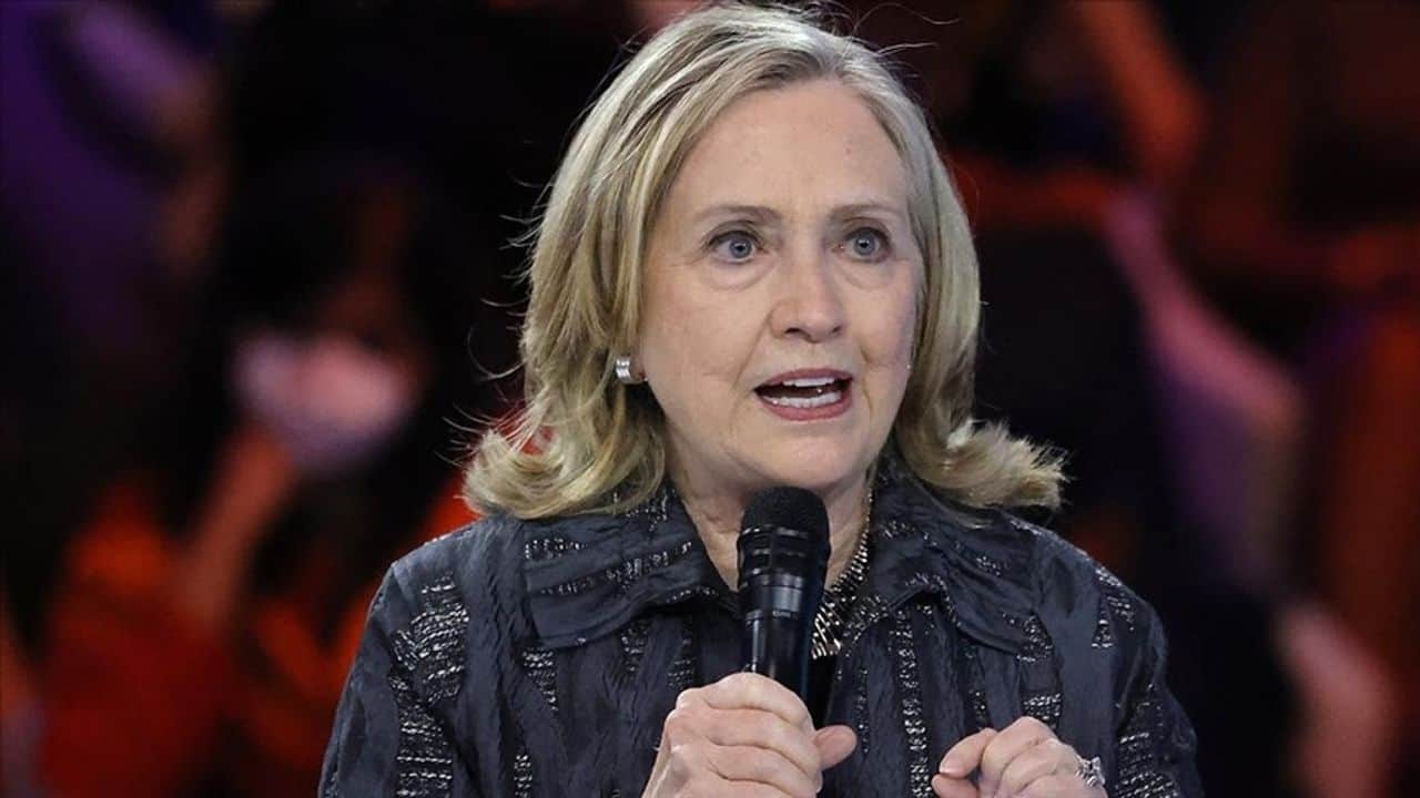 Hillary Clinton, Trump yönetimini Epstein dosyalarını 'örtbas etmekle' suçladı