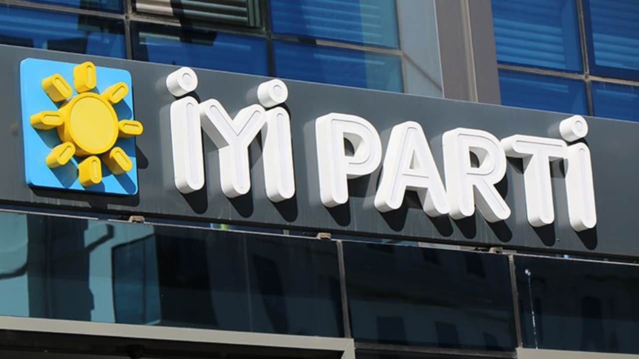 İYİ Parti'nin Manisa il başkanı ve yönetimi görevden alındı