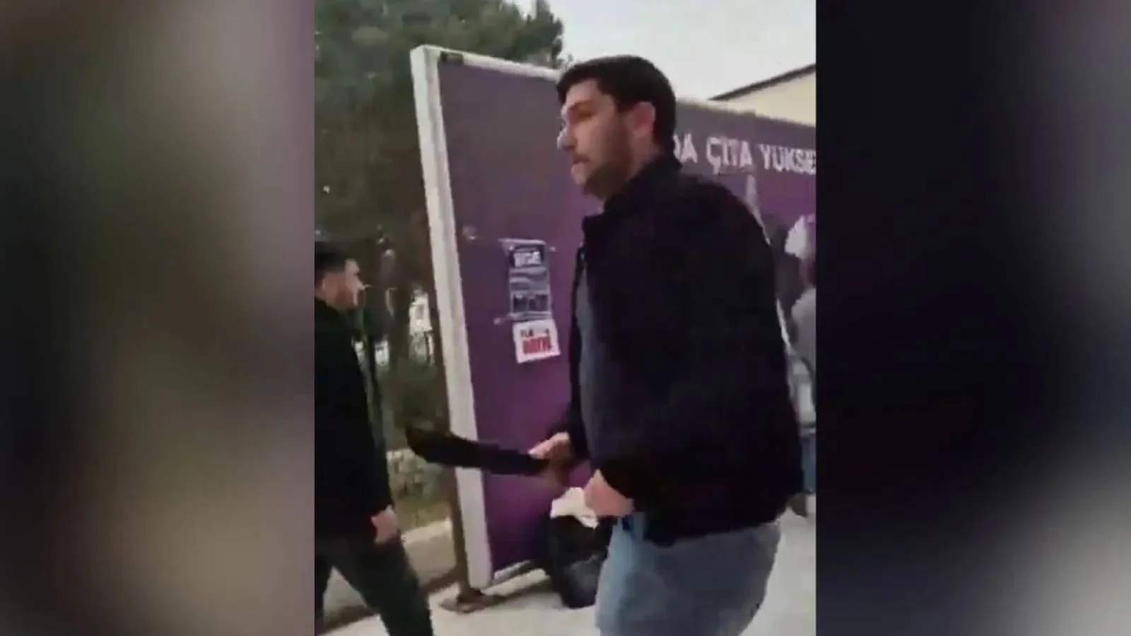 İzmir'de bildiri dağıtan üniversite öğrencilerine palalı saldırı düzenlendi