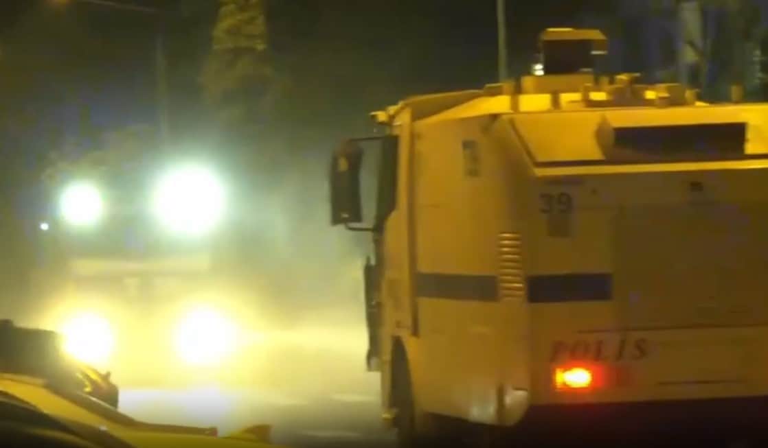 İzmir'de İmamoğlu Protestolarına TOMA'lı Müdahale