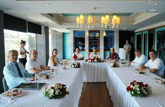 Kıyı Ege Belediye Başkanları maaşlarını depremzedelere bağışladı