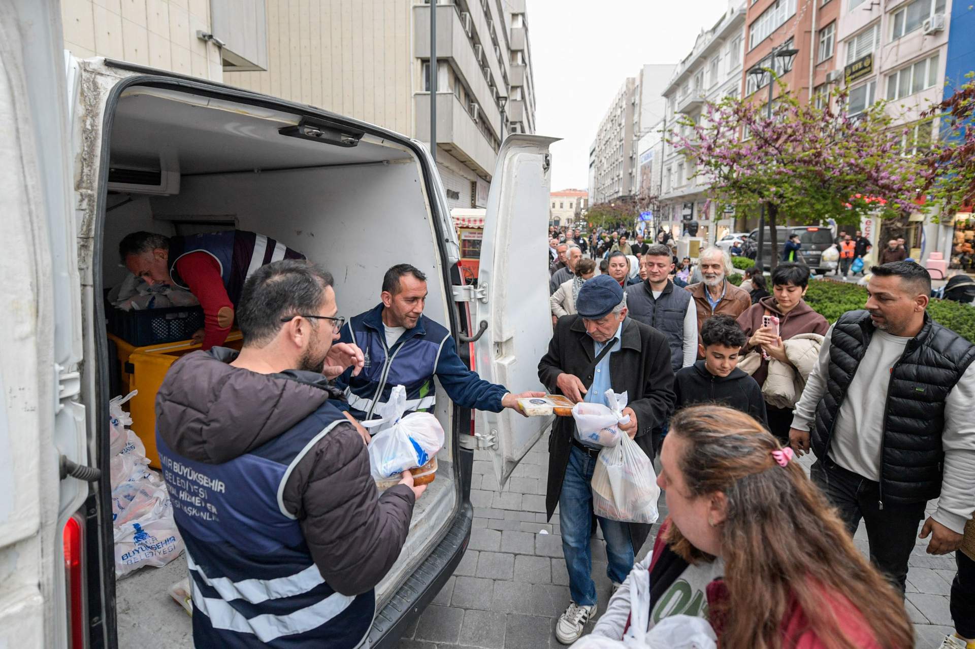 Konak'taki iftar buluşmasına izin çıkmadı, 4 bin kişilik yemek paket olarak dağıtıldı