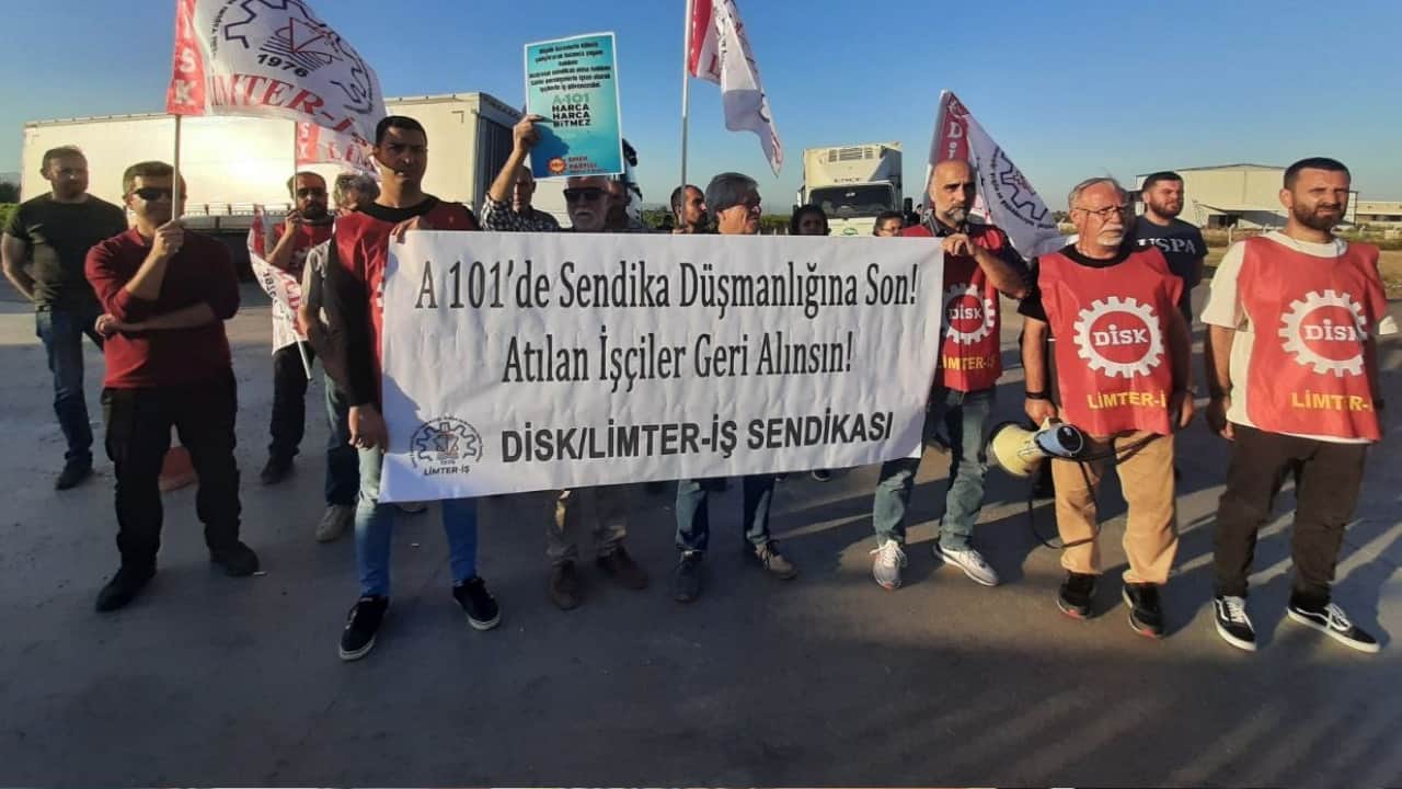 Sendikalı oldukları için işten çıkarılan işçiler A 101 önünde eylem yaptı