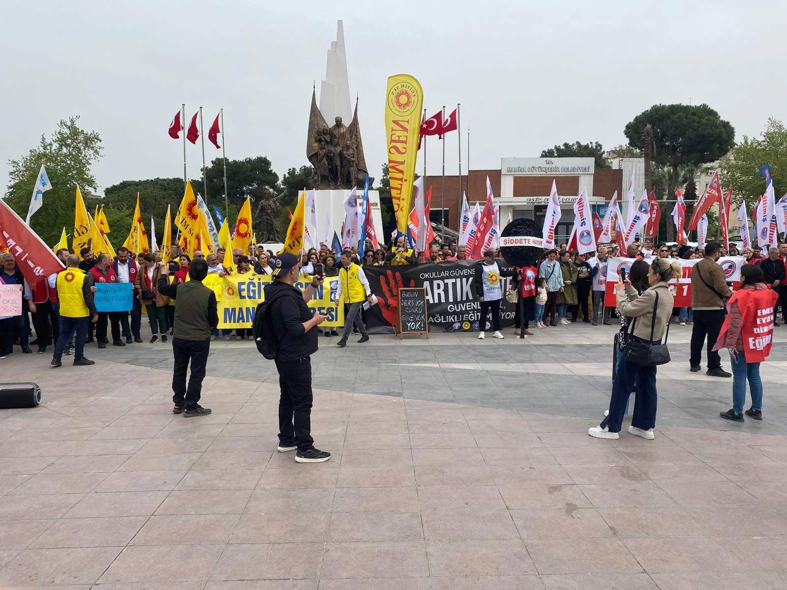 Eğitim sendikaları Manisa'da Milli Eğitim Müdürlüğü önüne siyah çelenk bıraktı
