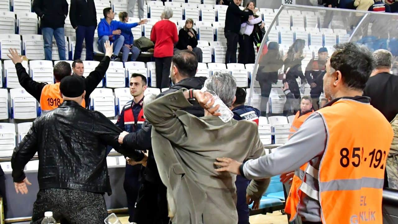 Manisa Glint-KSK basketbol maçı sonrasında olaylar çıktı