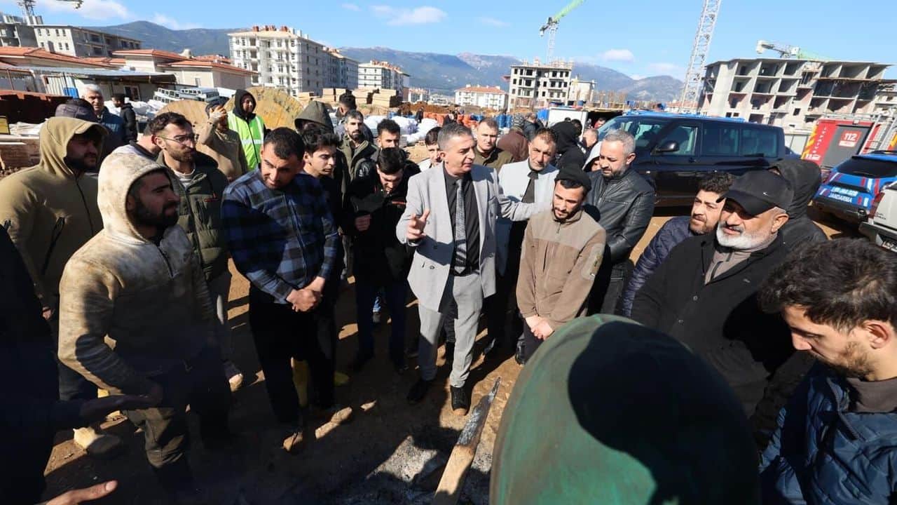 Manisa Şehzadeler Belediye Başkanı Şimşek’ten yangından canlarını kurtaran TOKİ işçilerine “geçmiş olsun” ziyareti