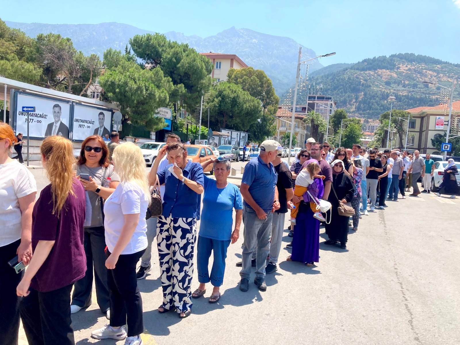 Yurttaşlar, Zeyrek ailesine baş sağlığı dilemek için metrelerce kuyruk oluşturdular