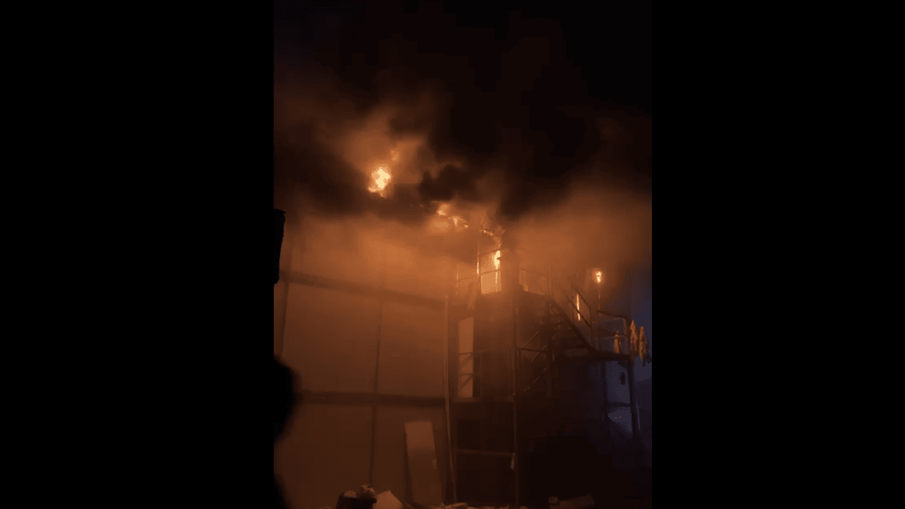 TOKİ işçileri alevlere yataklarında yakalandı: İtfaiyeciler işçileri alevlerin içerisinden söküp aldı