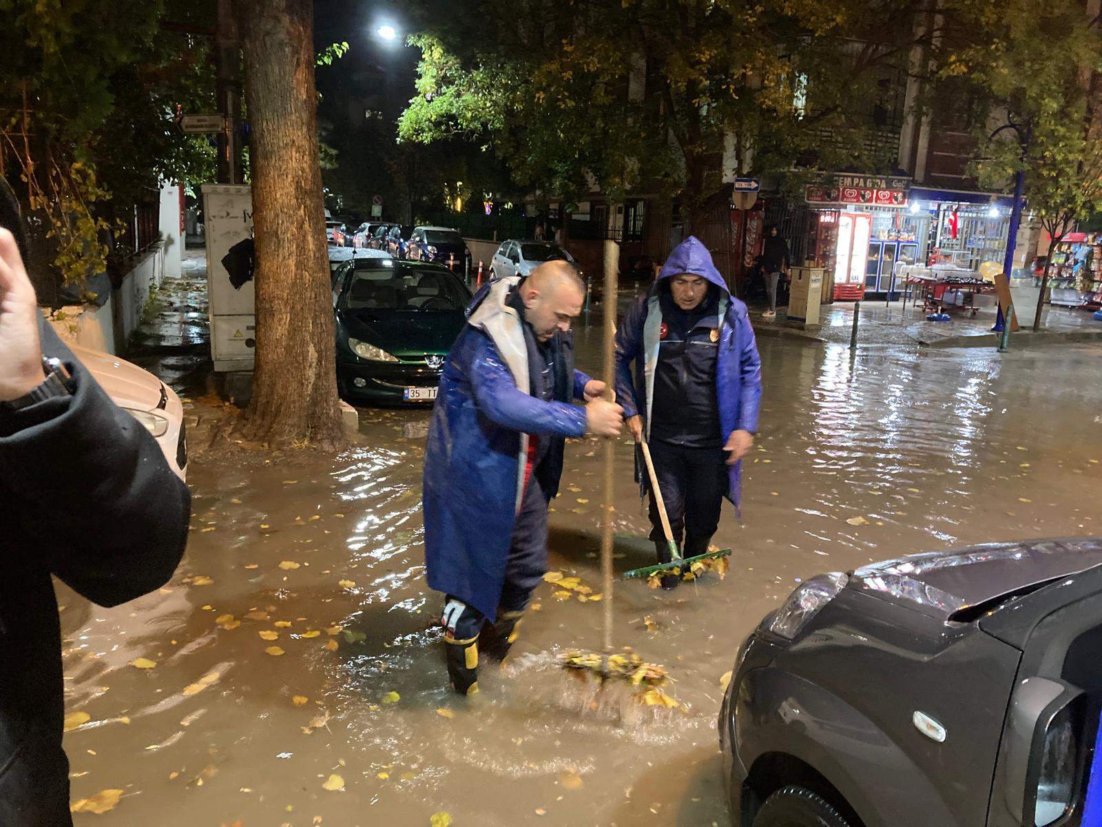 Manisa’da Sokakların Venedik’e dönmesinin suçlusu yapraklar!