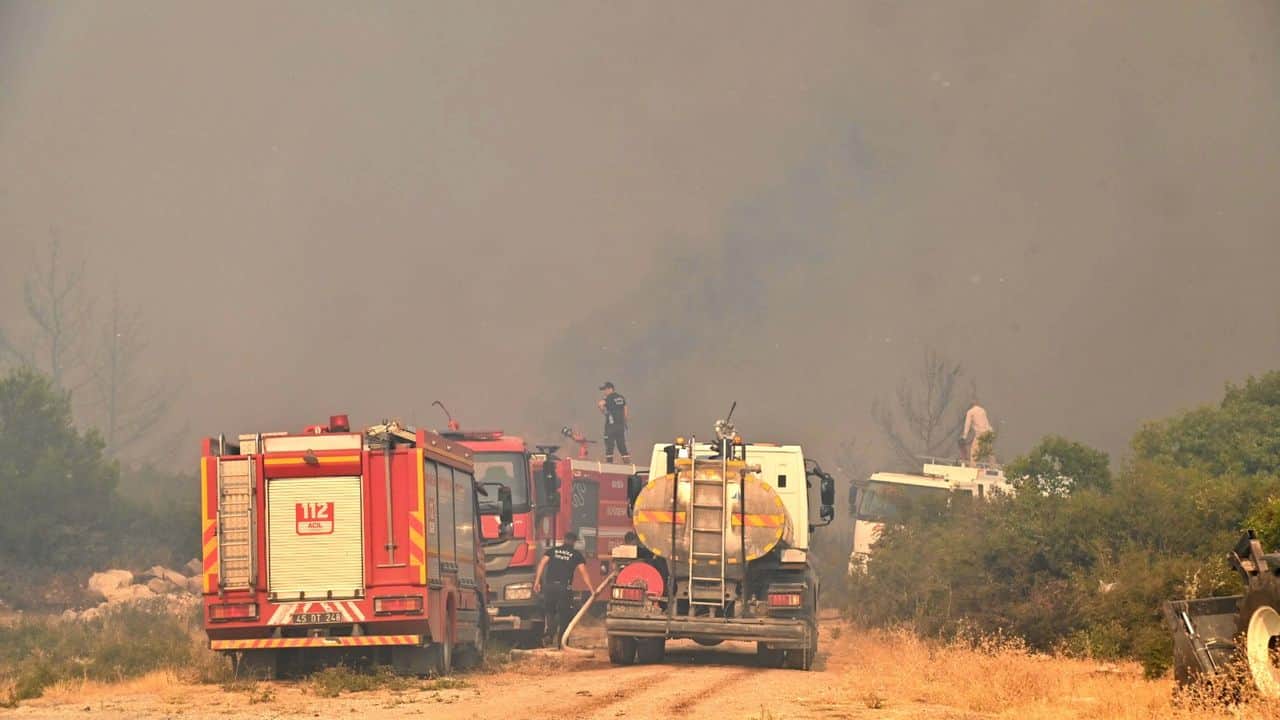 Manisa'da İtfaiye Daire Başkanlığı ekipleri yangının yerleşim yerlerine ve OSB ‘ye sıçramasını önledi