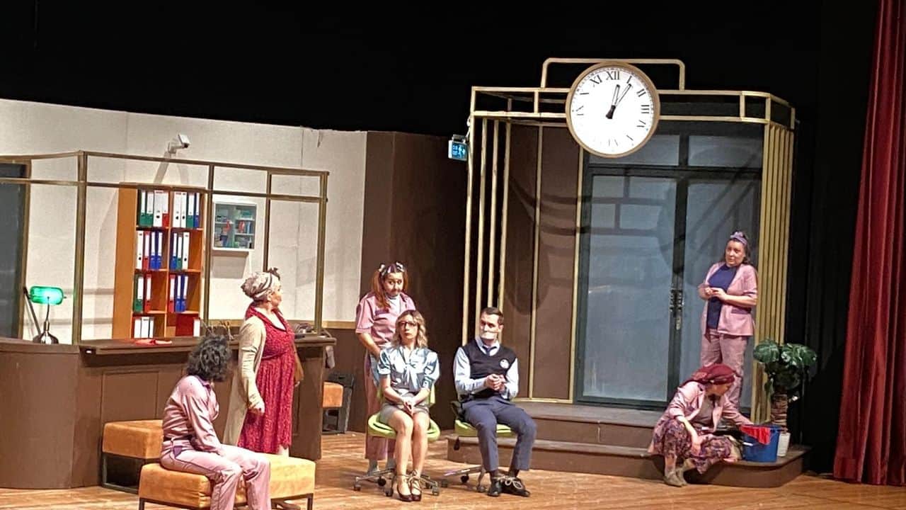 İzmir Mor Dayanışma üyeleri "Mor Şalvar" oyununu izledi