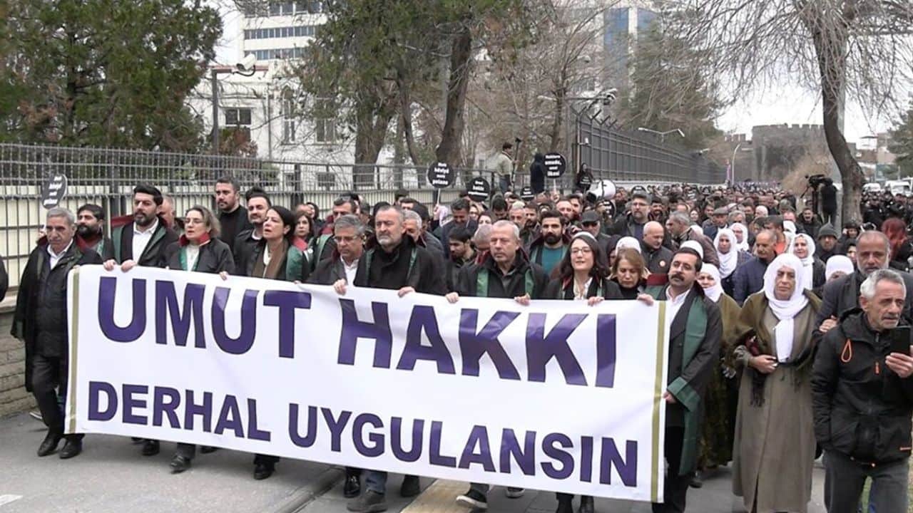 ÖHD ve 16 bölge barosundan Diyarbakır’da “umut hakkı” yürüyüşü: AİHM kararları derhal uygulanmalı