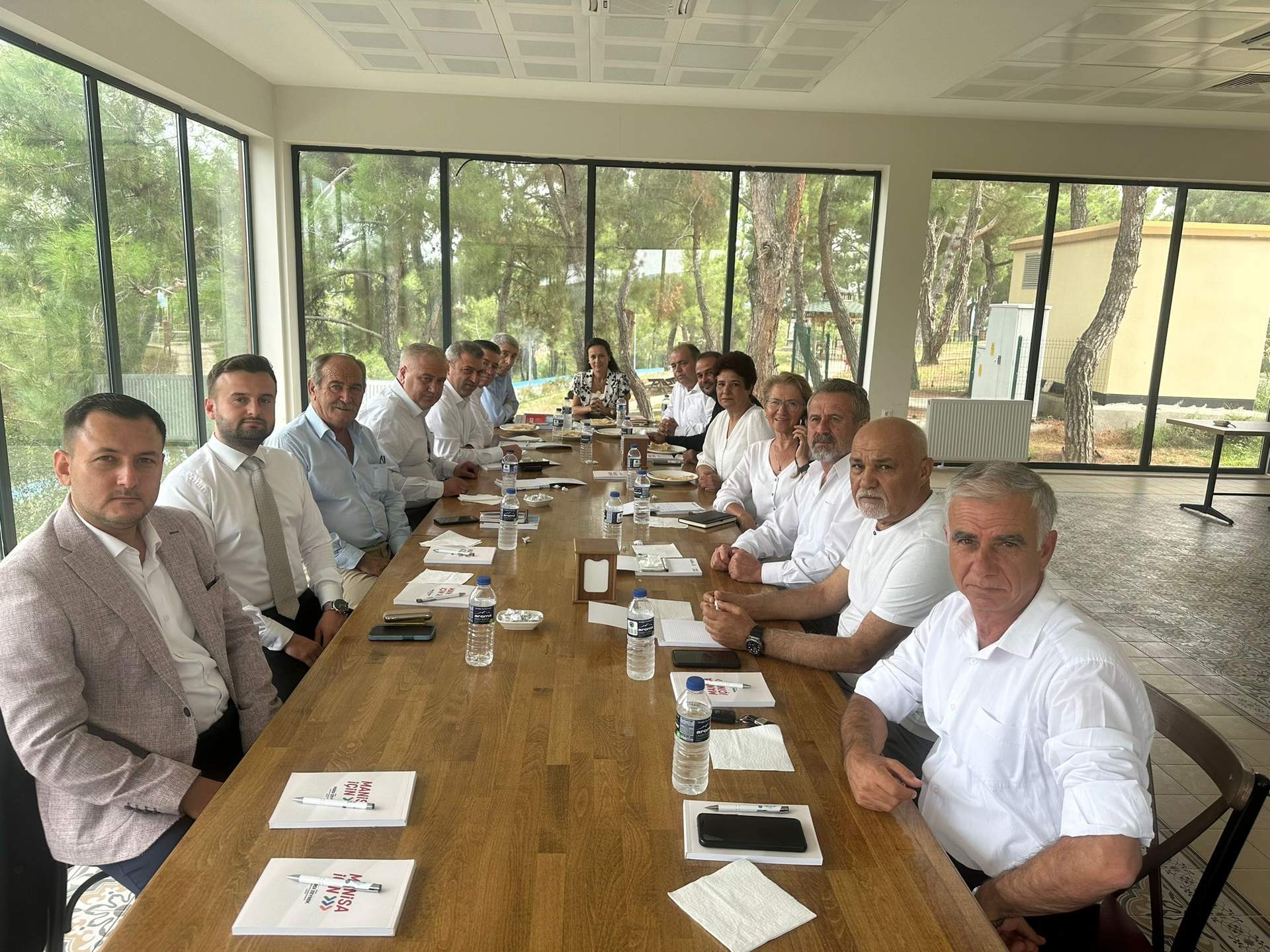 Başkan Özalper memleketi Gördes’te ilçe başkanlarıyla toplandı