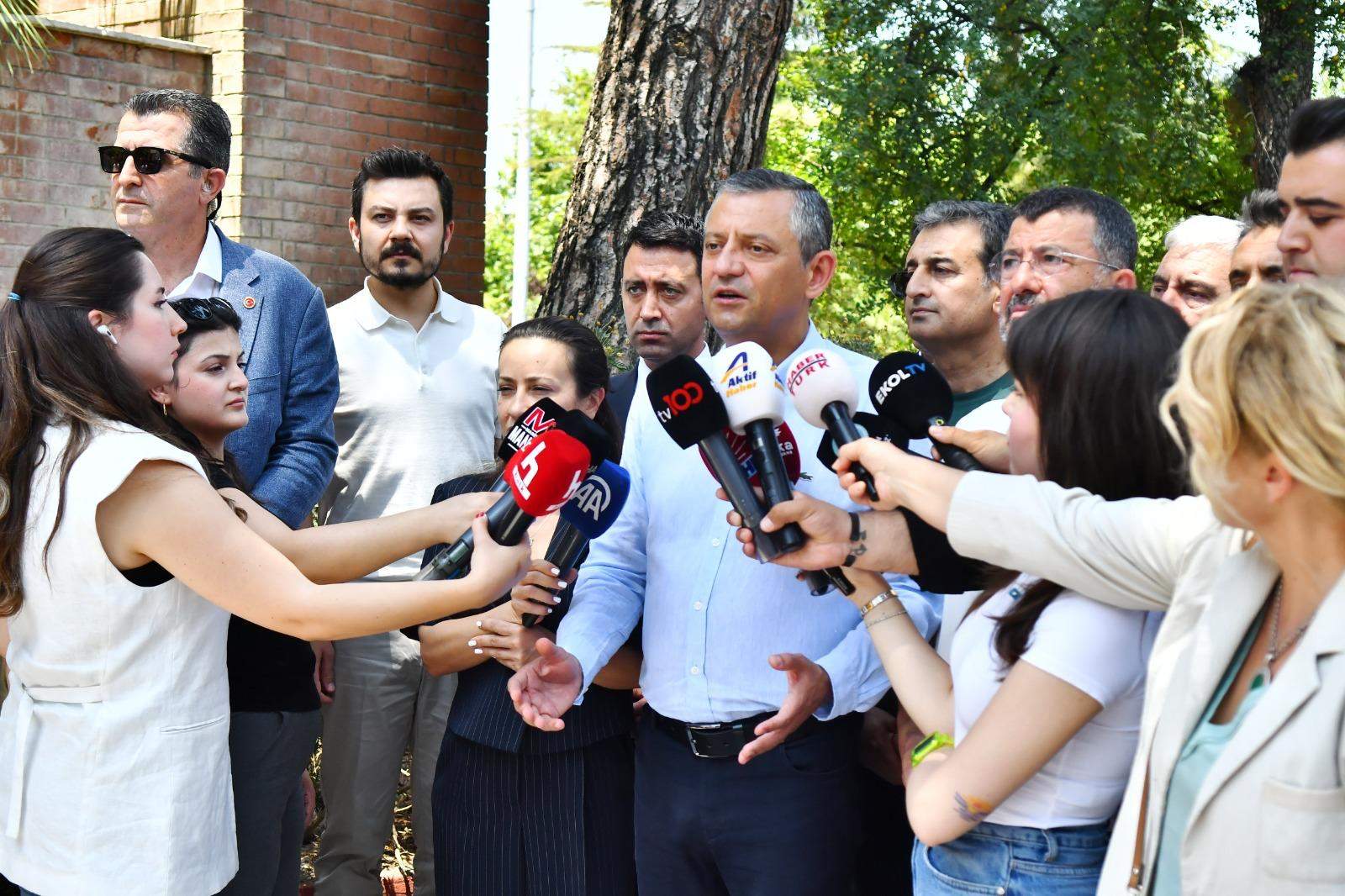 CHP Genel Başkanı Özgür Özel: Soruşturma, Manisa'nın savcılarına emanet