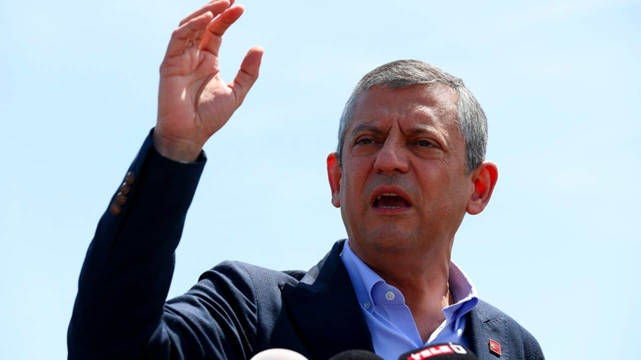 Özgür Özel: Ne yaparlarsa yapsınlar karşılarında son bir CHP'li kalana kadar bu kaleyi teslim alamazlar