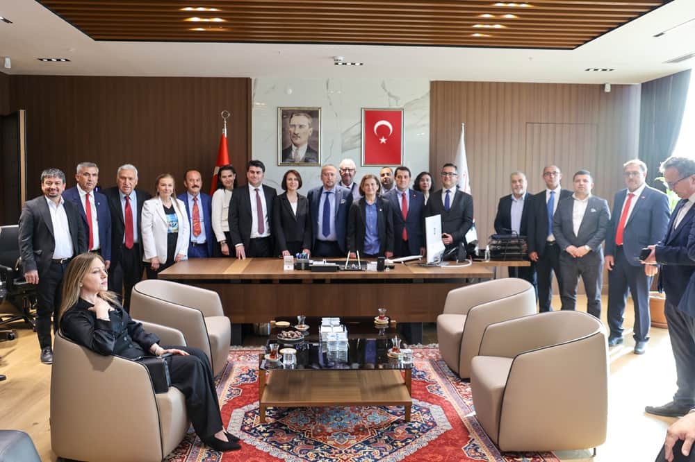 Özkan Yalım mazbatasını aldı, Uşak Belediyesinde devir teslim yapıldı