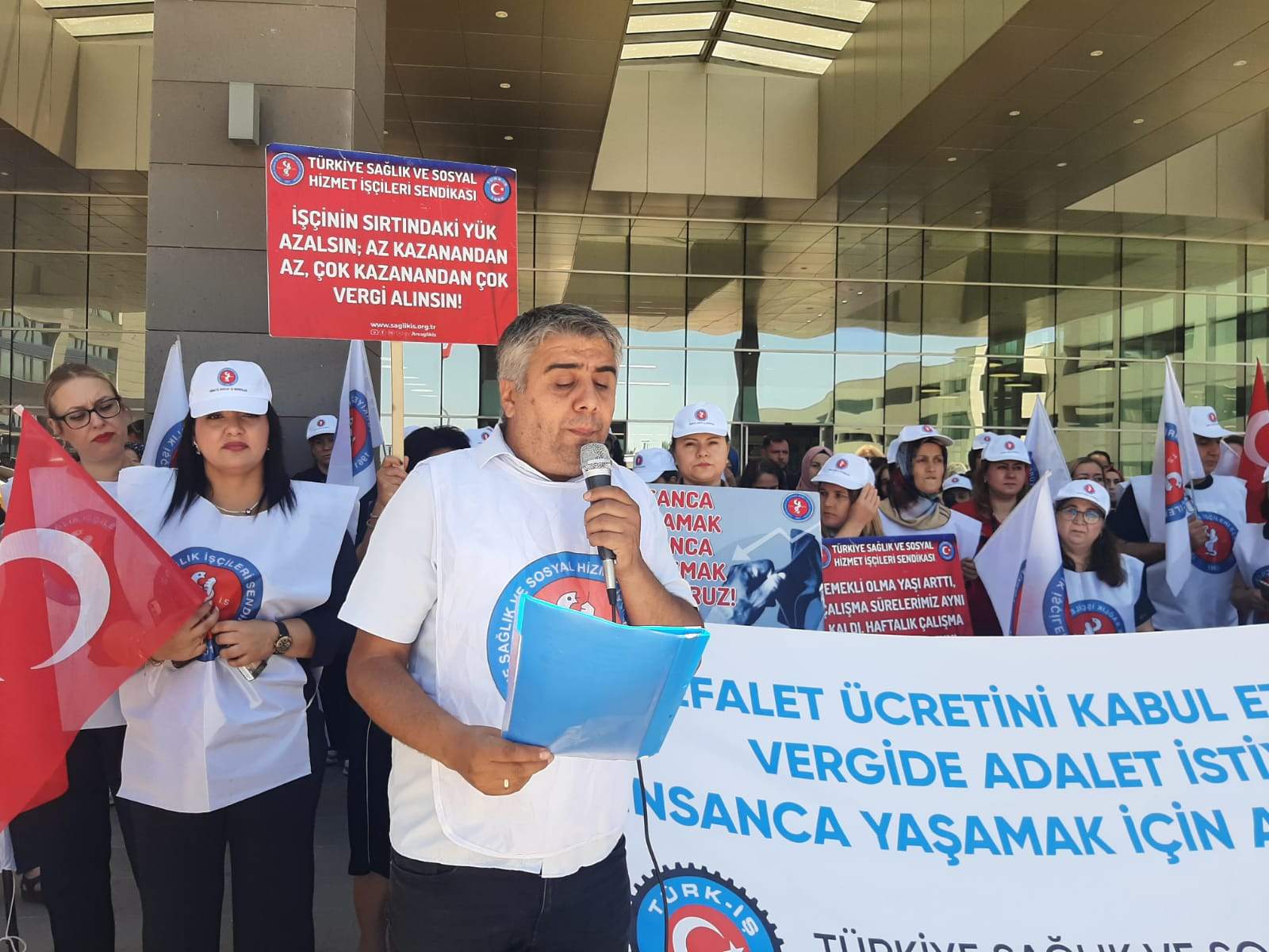 Sağlık işçileri, Manisa Şehir Hastanesi önünde “Sefalet Zammını Kabul Etmiyoruz” dedi