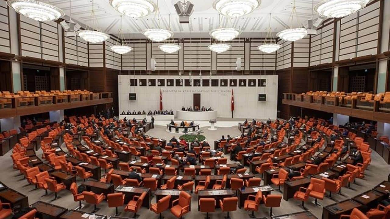 Edremit’teki çöplükte 40’ı aşkın köpek ölümü Meclis gündeminde