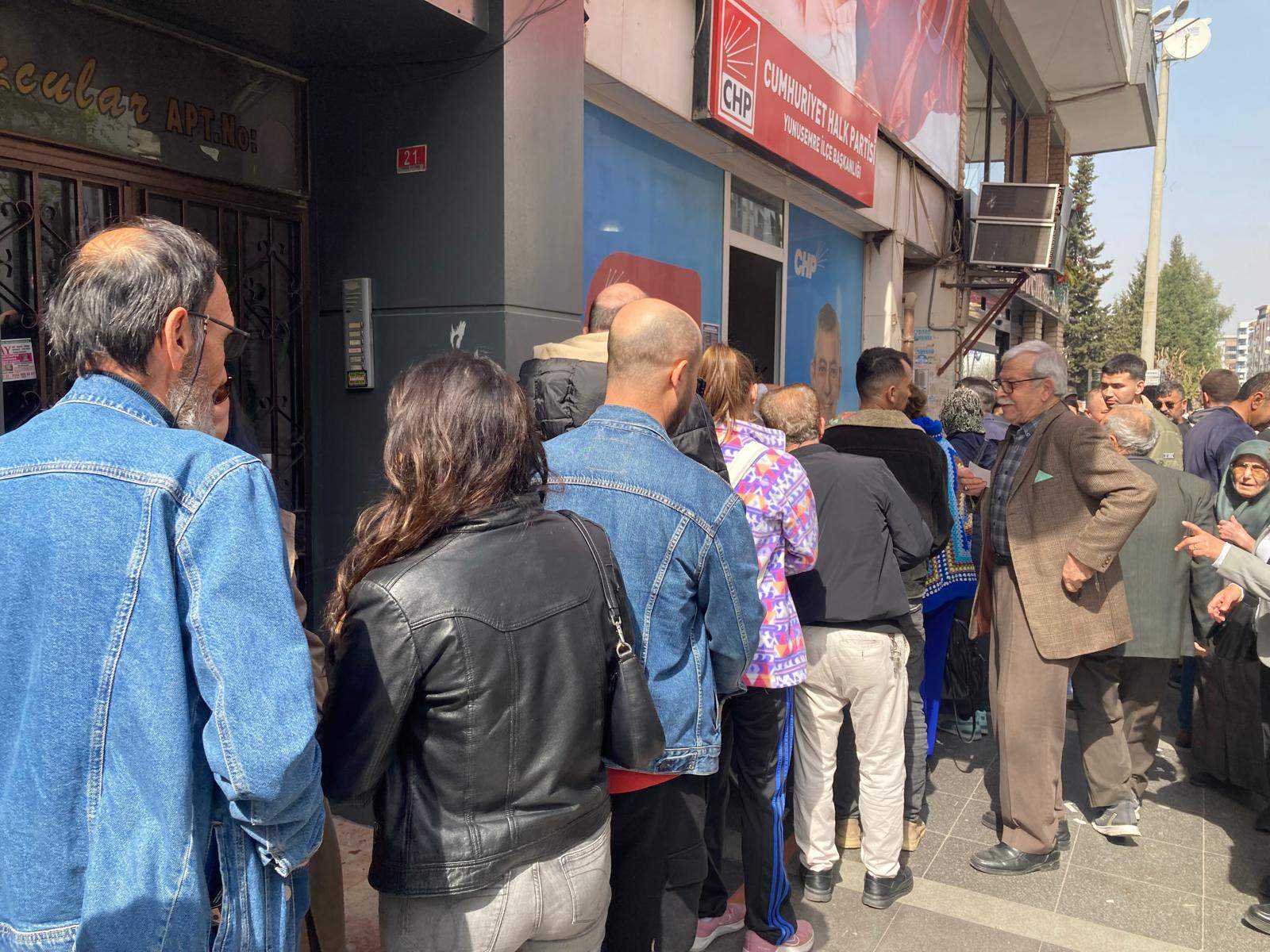 Manisalılar “Adaletsizliğe ve Hukuksuzluğa karşı” oy vermek için sandığa koştu