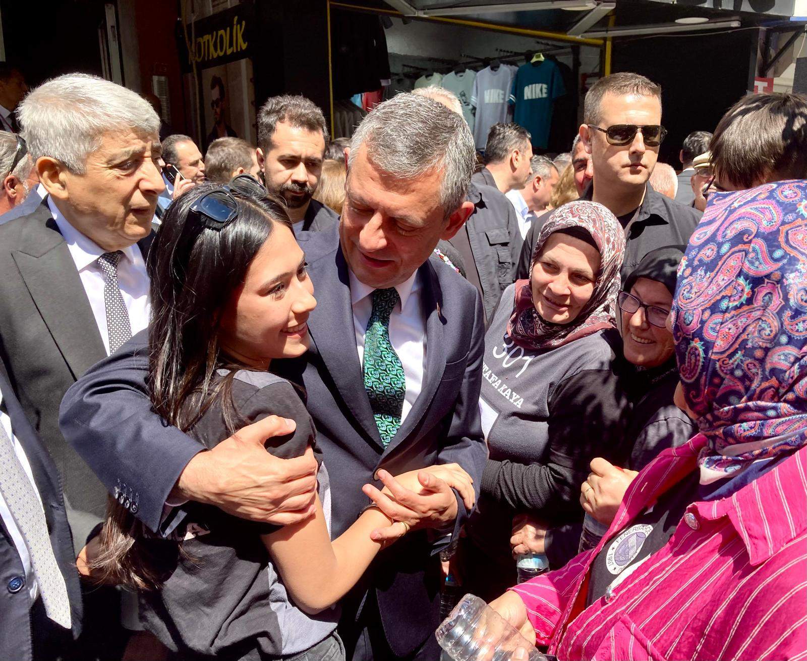 CHP Genel Başkanı Özel şehit madenci aileleriyle kucaklaştı