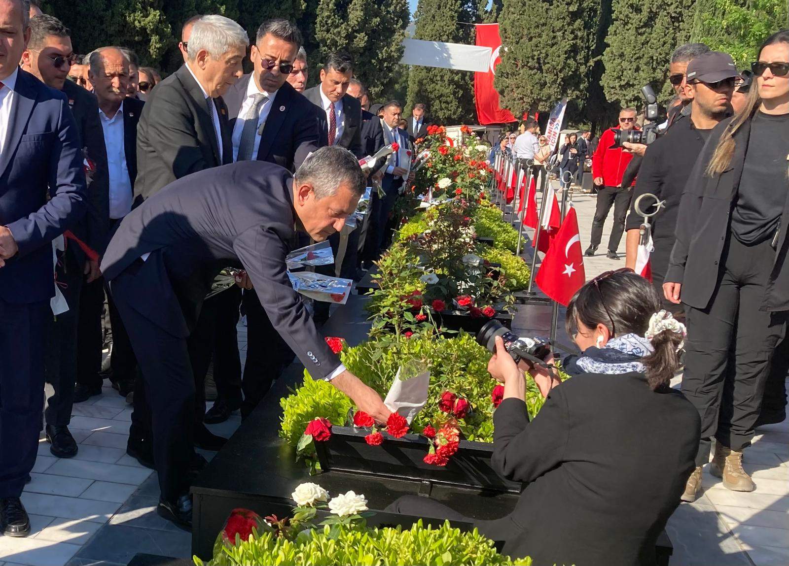 CHP Genel Başkanı Özel, 301 madencinin Soma’daki şehitliğine karanfil bıraktı