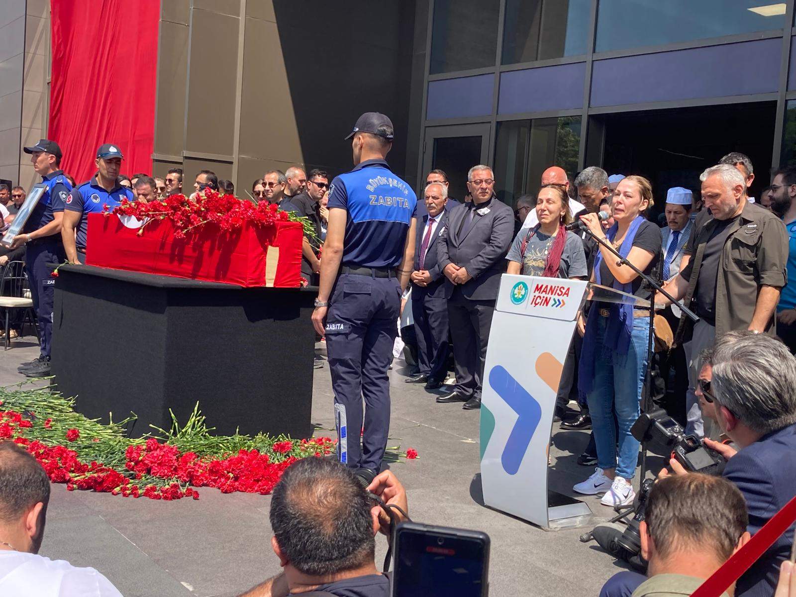 Başkan Zeyrek’e ilk tören büyükşehir önünde