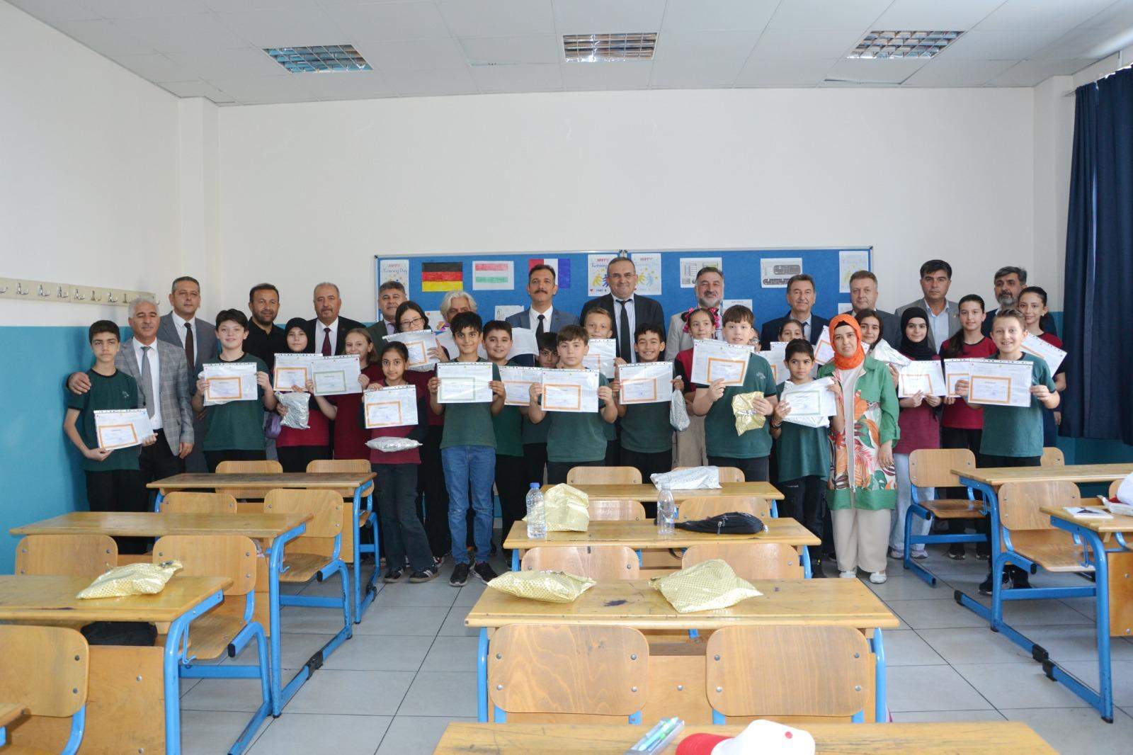 Ders paydos yaşasın tatil: Manisa’da 270 bin öğrenci karne sevinci yaşadı