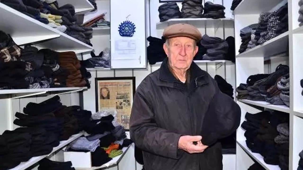 Manisa’nın ‘Şapkacı Fethi babası’ hayata veda etti