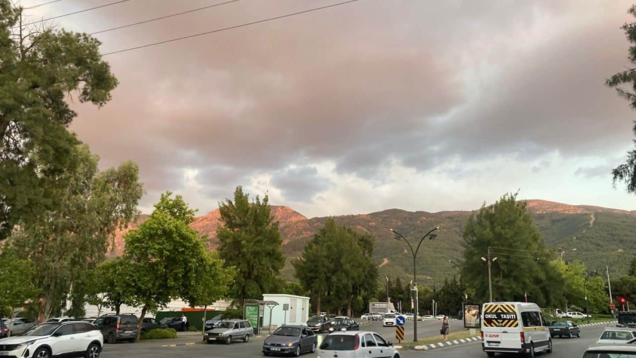 Manisa’da yeni orman yangını üç yerleşim yerinde tahliyeler başladı