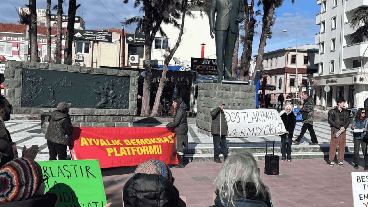 Ayvalık'ta hayvan hakları için basın açıklaması: Katliam yasasına karşıyız