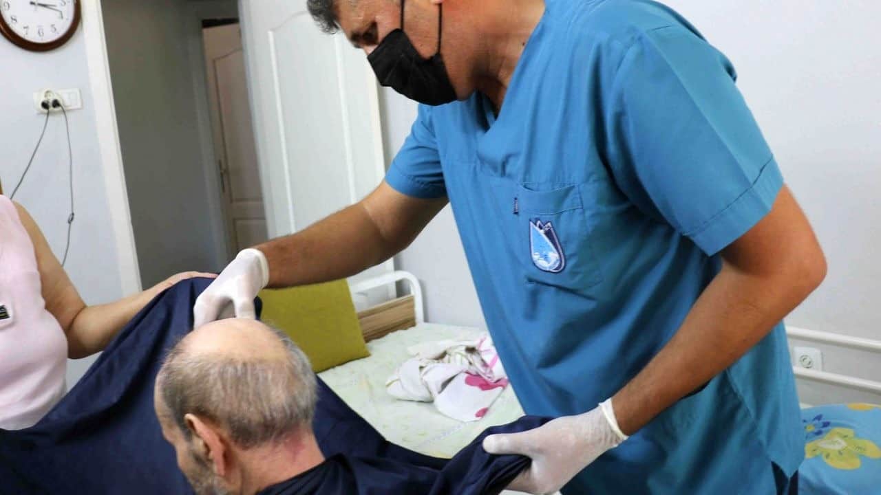 Yunusemre’de berber hizmeti sürüyor