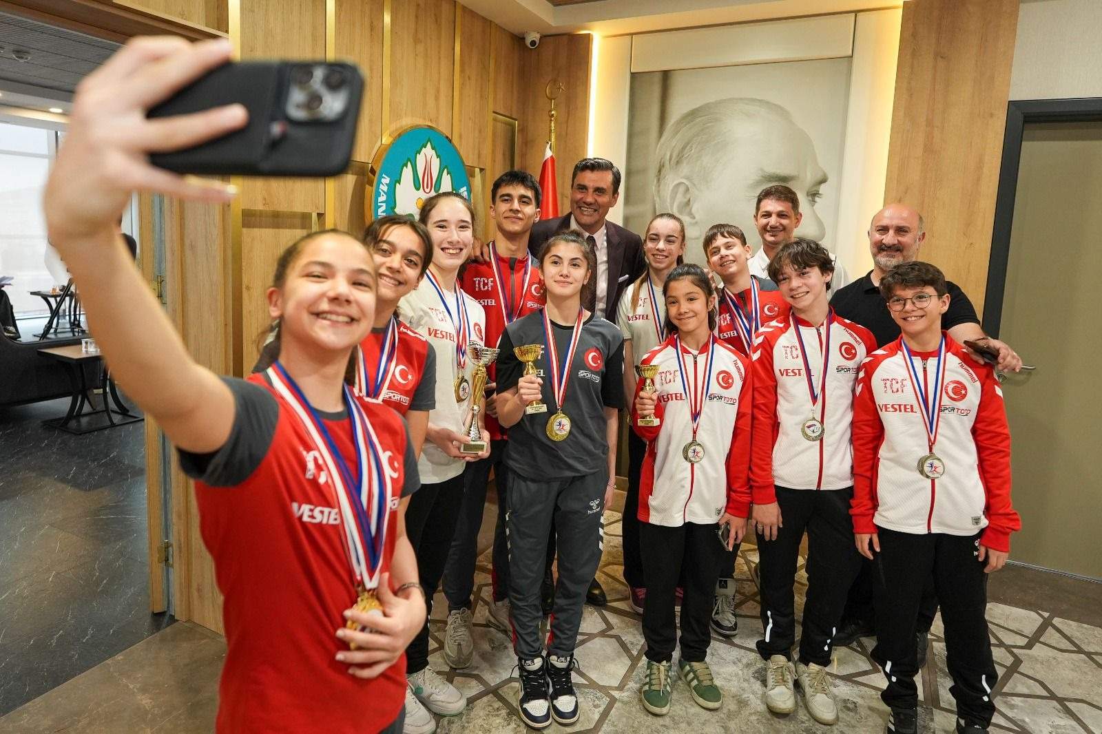 Şampiyonlardan Başkan Zeyrek’e anlamlı ziyaret