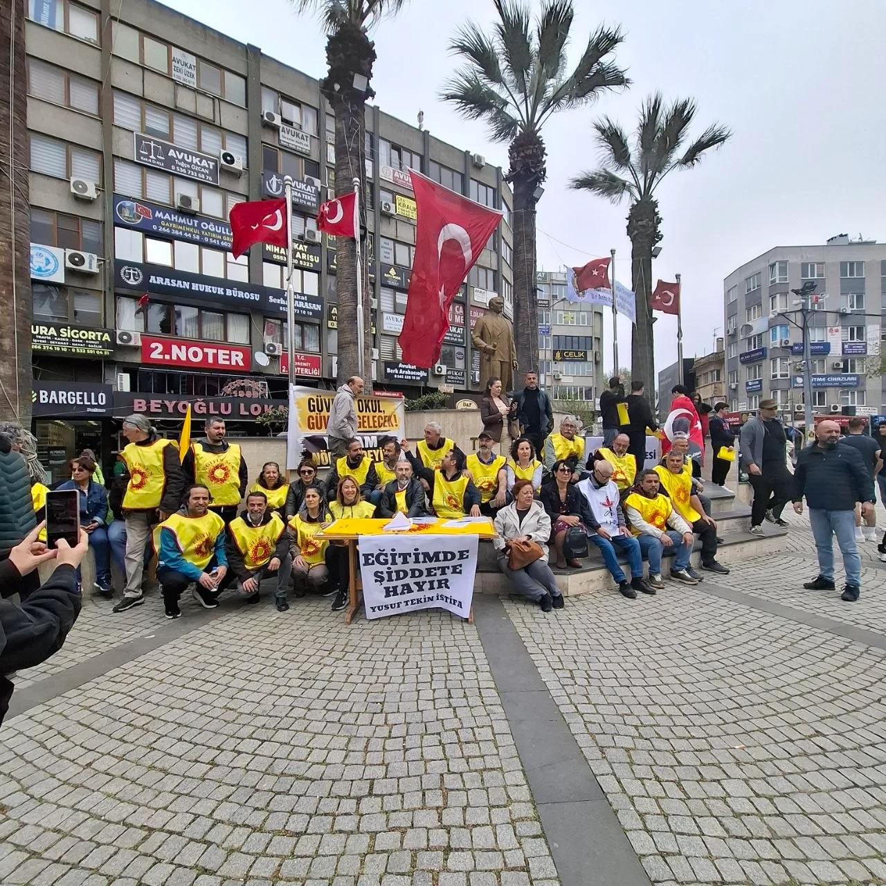 Eğitim-Sen'den Edremit'te oturma eylemi