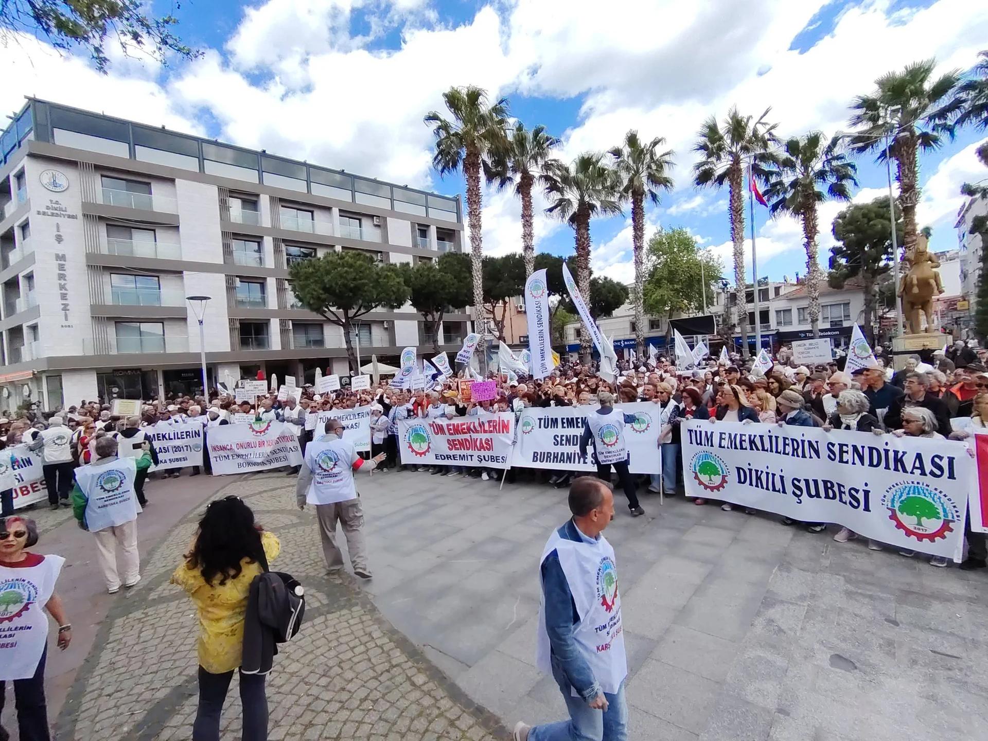 Dikili’de emekliler meydanlara çıktı: Sefalet zulmüne son