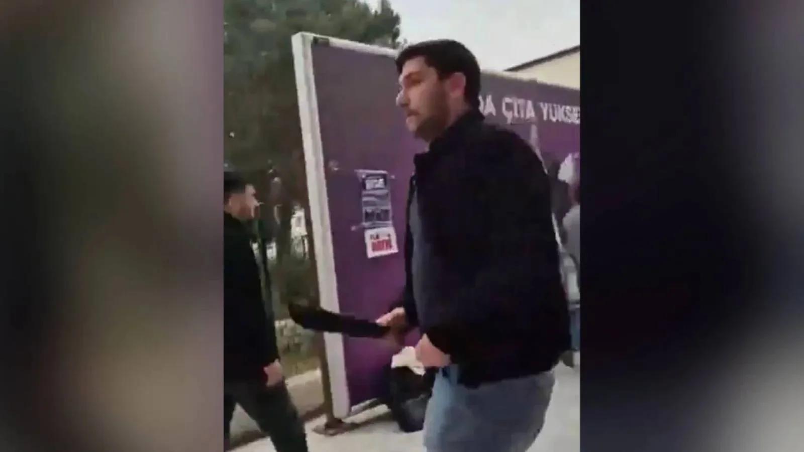 İzmir'de bildiri dağıtan üniversite öğrencilerine palalı saldırı düzenlendi