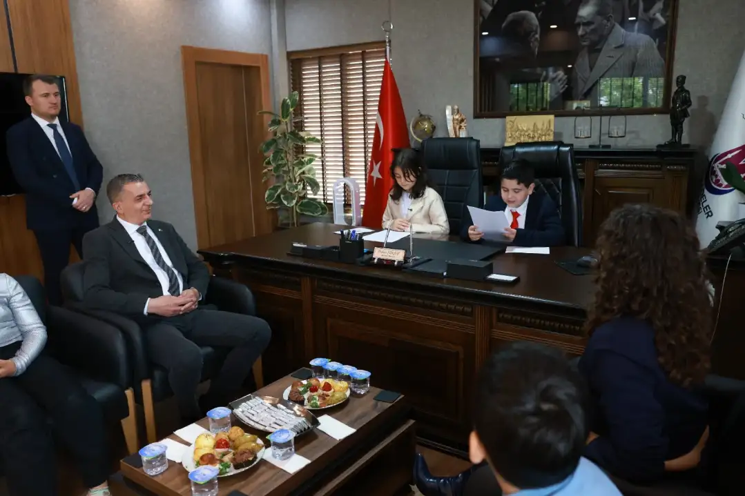 Başkan Hakan Şimşek koltuğunu Janset Nare Oğuz ve Deniz Ege Kılınç’a devretti