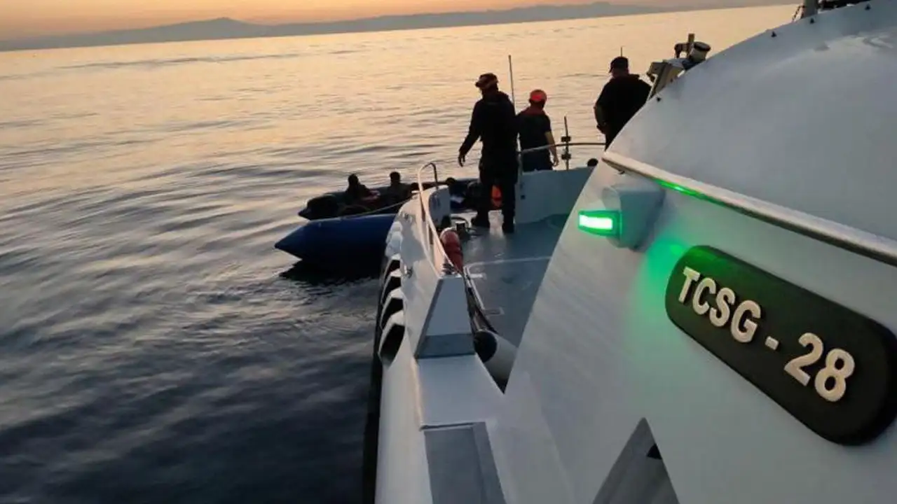 İzmir açıklarında 65 göçmen yakalandı, 363 göçmen kurtarıldı