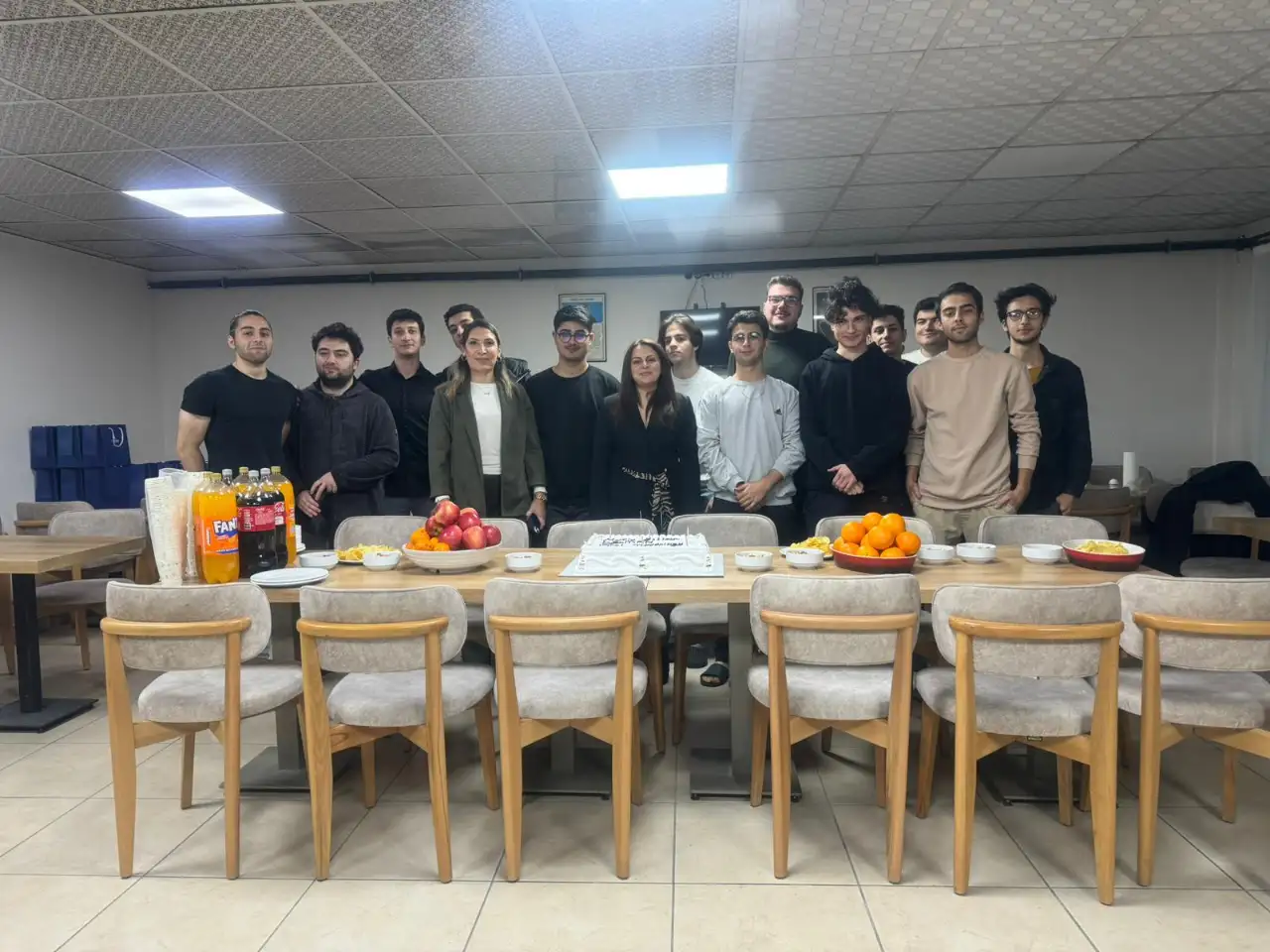 Sosyal Tesislerde kalan gençler yılbaşı gecesi yalnız bırakılmadı!