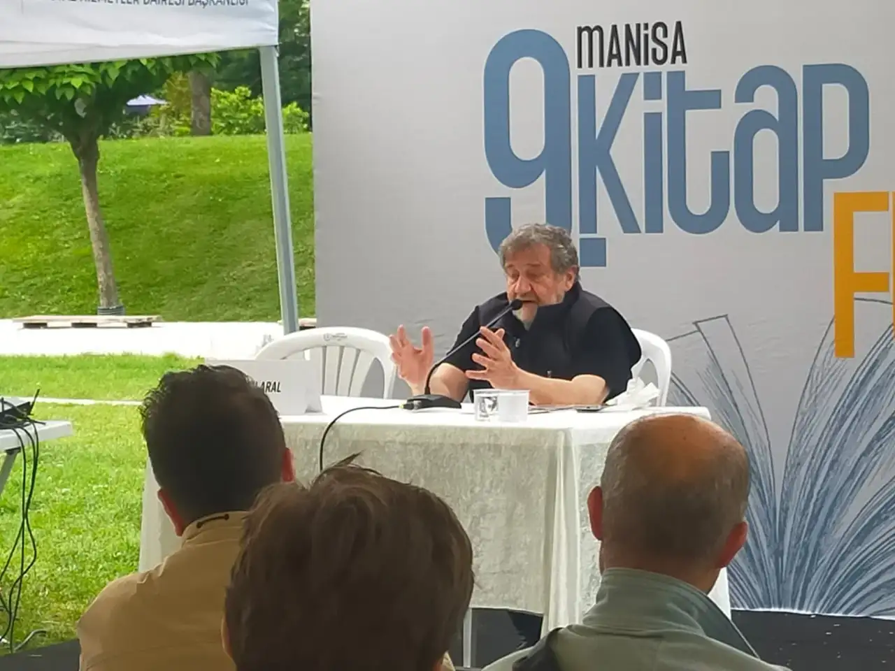 Çoşkun Aral Manisa Kitap Fuarı’nda söyleşi ve imza gününde okurlarıyla buluştu