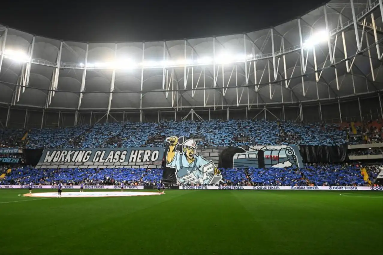 Adana Demirspor taraftarlarından 1 Mayıs'a selam