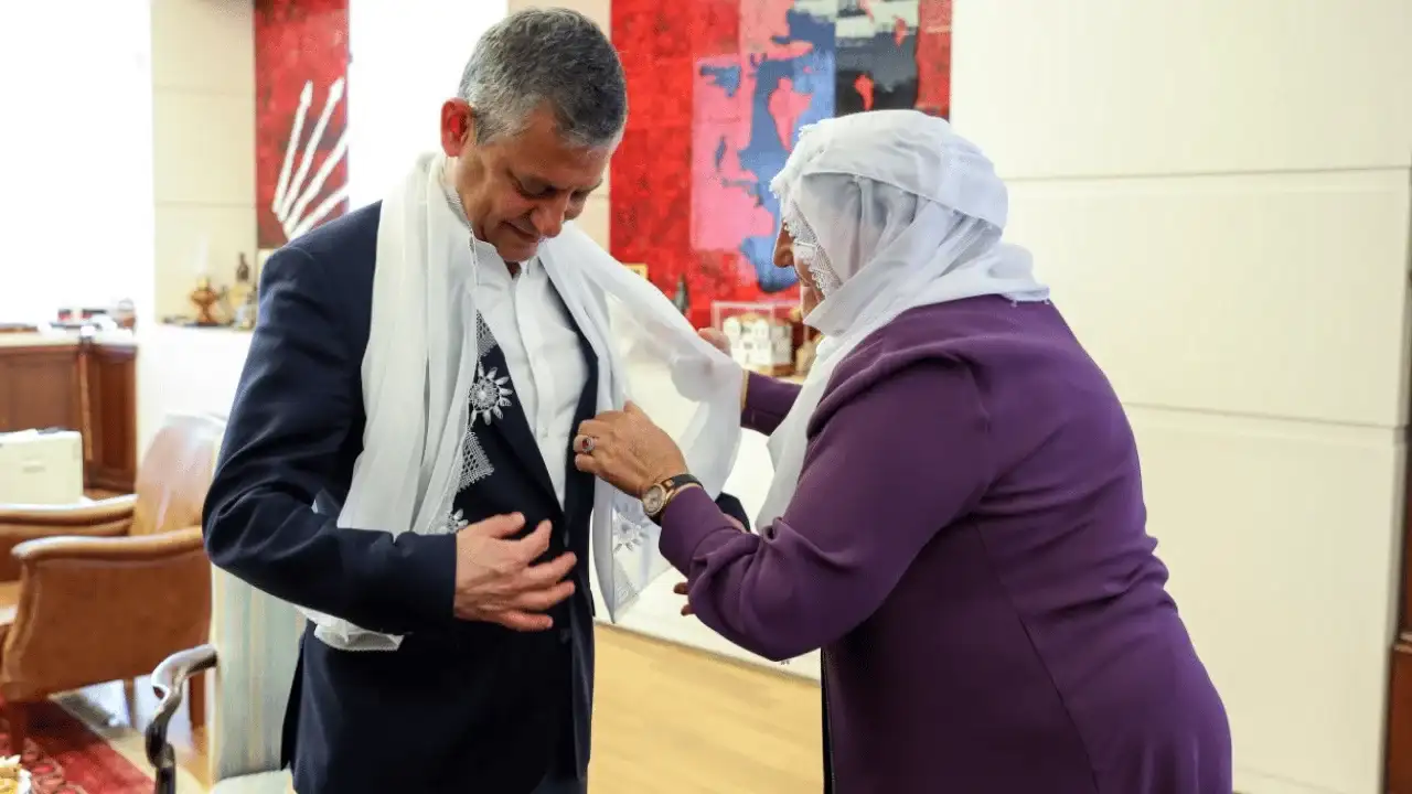 Barış Anneleri, Özgür Özel’i ziyaret etti