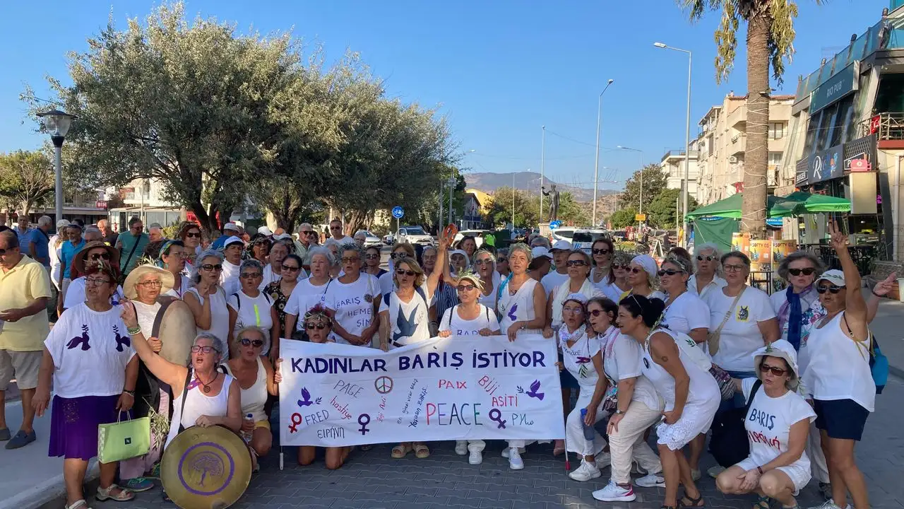 1 Eylül Dünya Barış Günü’nde Dikili’de barış ve dayanışma yürüyüşü