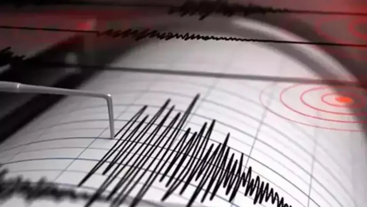 Ege Denizi'nde iki dakika arayla 4,7 ve 4,8 büyüklüğünde deprem