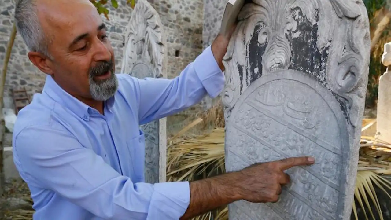 İzmir’deki 144 yıllık mezar taşında etin domatesin pahalılığı yazıyor