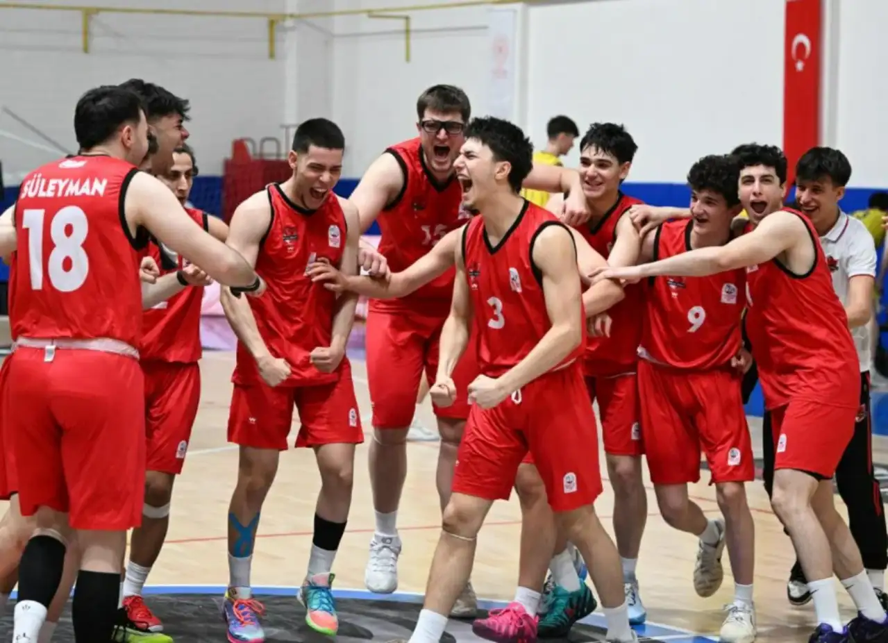 Manisa’nın genç basketbolcuları Türkiye Şampiyonası’nda son 8’de
