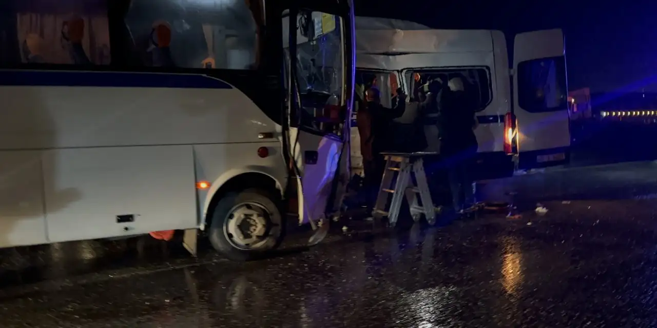 Manisa'da iki işçi servisi çarpıştı, 35 kişi yaralandı