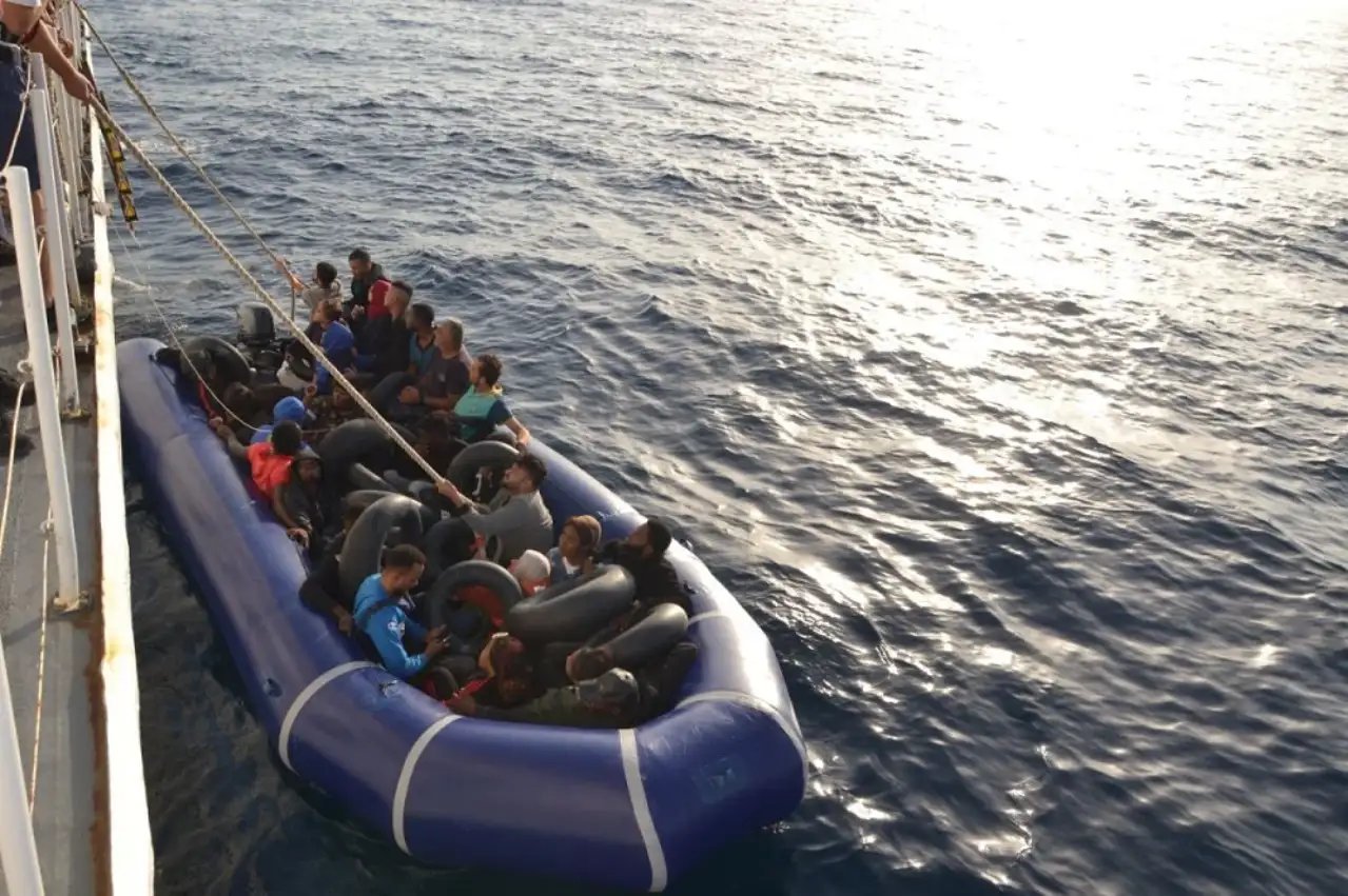 Dikili'de yurt dışına çıkmaya çalışan 40 göçmen gözaltına alındı