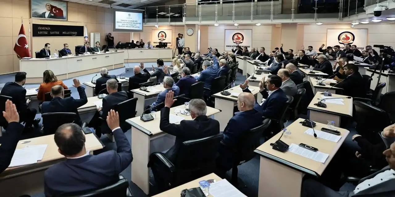Nihat Zeybekci Kültür Merkezi’nin adı değiştirildi, AKP'liler salonu terk etti