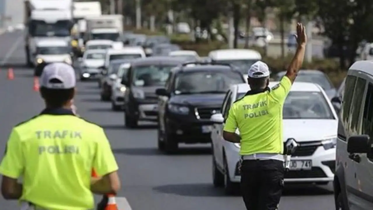 Manisa'da trafik uygulama noktalarını paylaştıkları suçlamasıyla 6 kişi gözaltına alındı