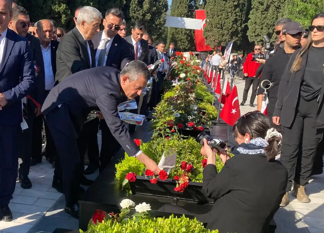 CHP Genel Başkanı Özel, 301 madencinin Soma’daki şehitliğine karanfil bıraktı